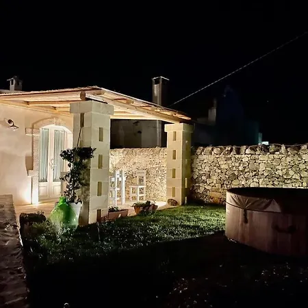 Lamia Paretone Apartment